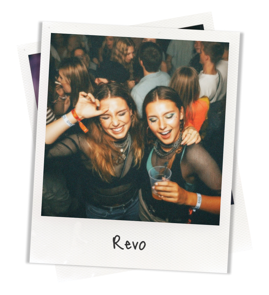 Duas amigas dançando numa festa, em foto estilo polaroide com a marca REVO
